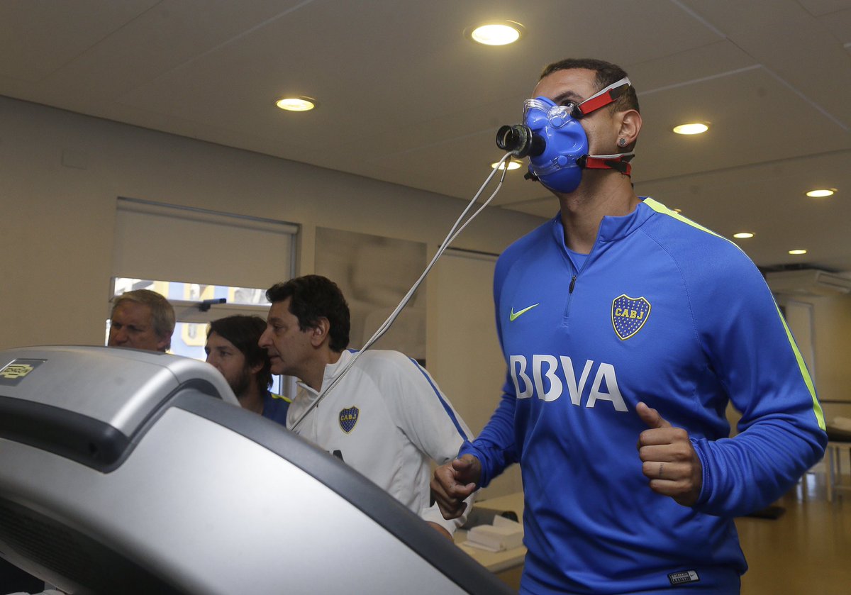 StephenKing03's tweet photo. @BocaJrsOficial Le dijeron al gordo cebollita este que iba a jugar en boca y se trajo una mascara de gas x si las dudas 😂😂 https://t.co/mEGL2Fukda