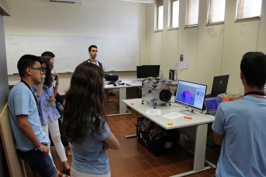 col_robot's tweet image. #ColRobot @ Mechanical Engineering Summer School @UnivdeCoimbra 2017 lectures + hands-on session to interact &amp;amp; program a collaborative robot