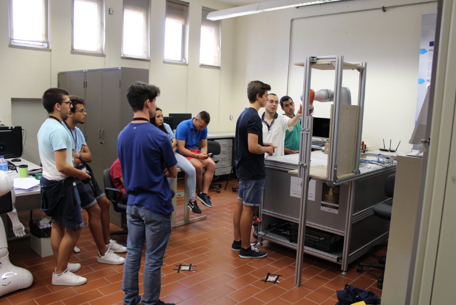 col_robot's tweet image. #ColRobot @ Mechanical Engineering Summer School @UnivdeCoimbra 2017 lectures + hands-on session to interact &amp;amp; program a collaborative robot