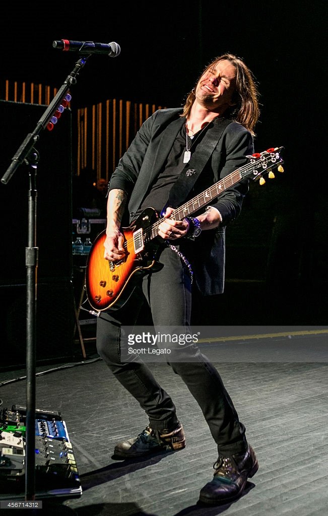 MylesKSolo's tweet photo. @MylesKennedy pulling off that solo! #AlterBridge #MylesKennedy https://t.co/4aXz5O0Hbl