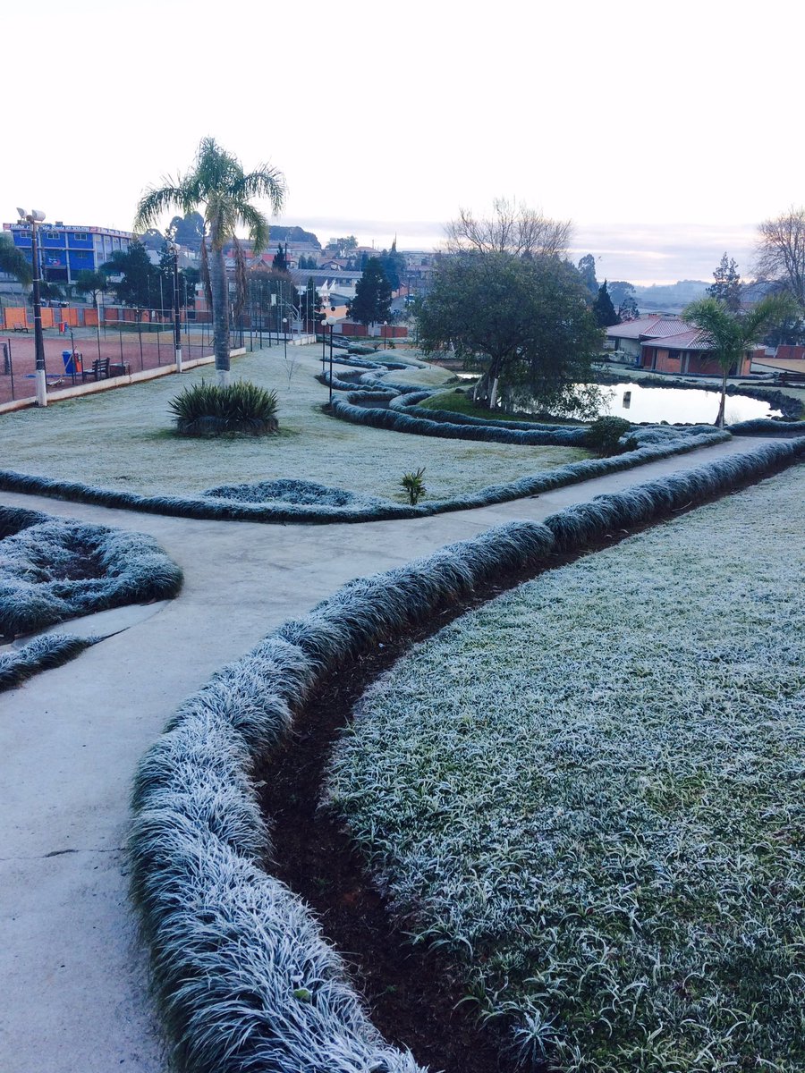 neymaia's tweet photo. Friozinho congelante!!! #terradaneblina #saobentodosul  #frio https://t.co/GzhCXvBW9K
