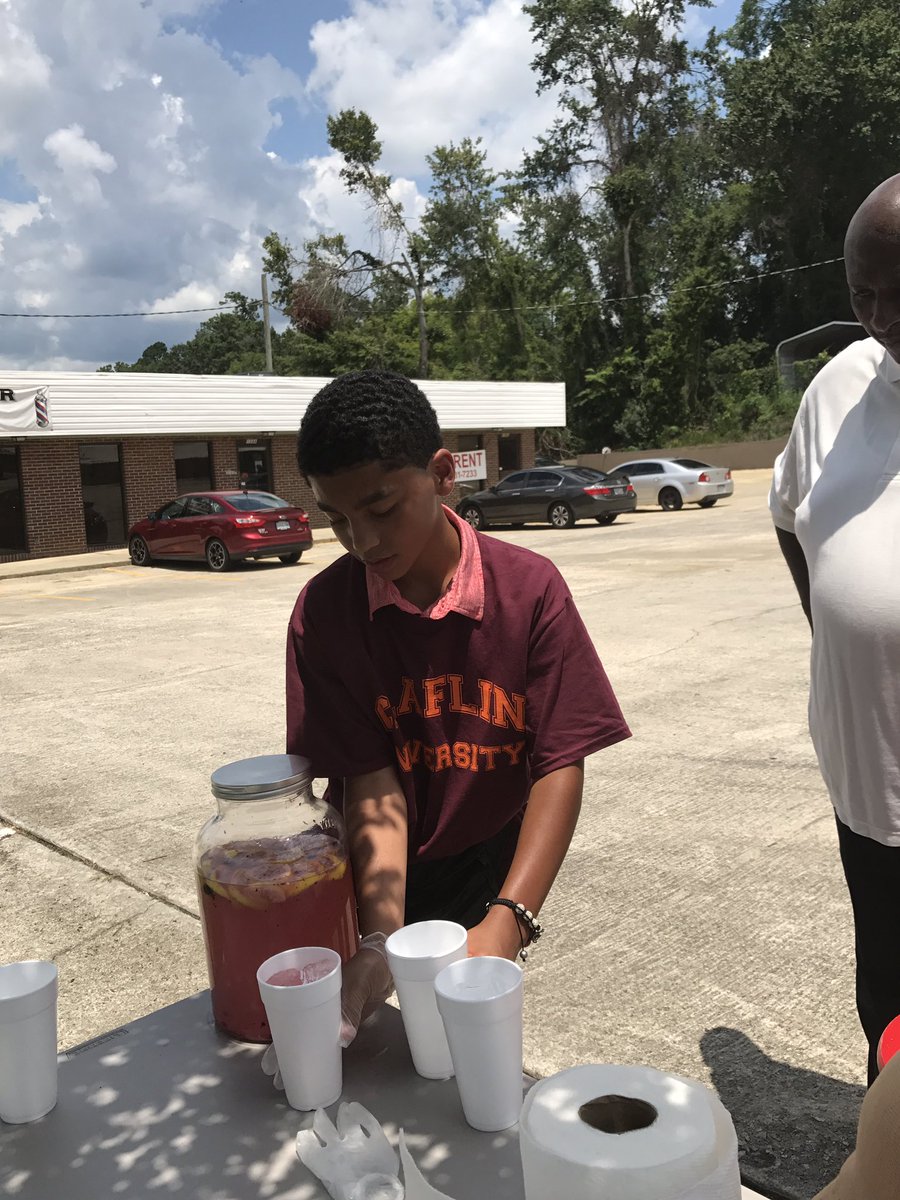 ClaflinUniv1869's tweet photo. 13 yr. old Vincent Proctor is selling fresh lemonade in Orangeburg, SC to earn money &amp; fulfill his dreams of attending claflinuniversity https://t.co/FpFiDM1bTF