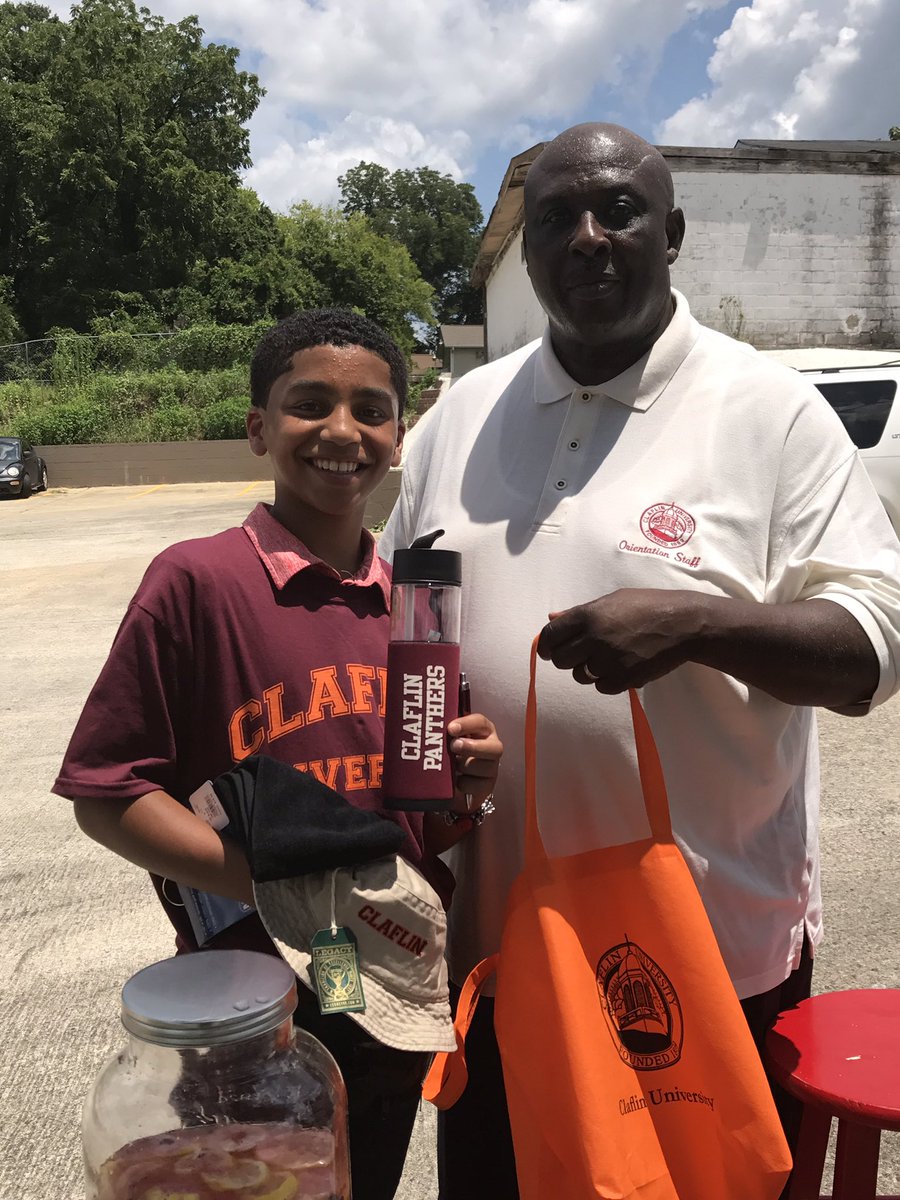 ClaflinUniv1869's tweet photo. 13 yr. old Vincent Proctor is selling fresh lemonade in Orangeburg, SC to earn money &amp; fulfill his dreams of attending claflinuniversity https://t.co/FpFiDM1bTF