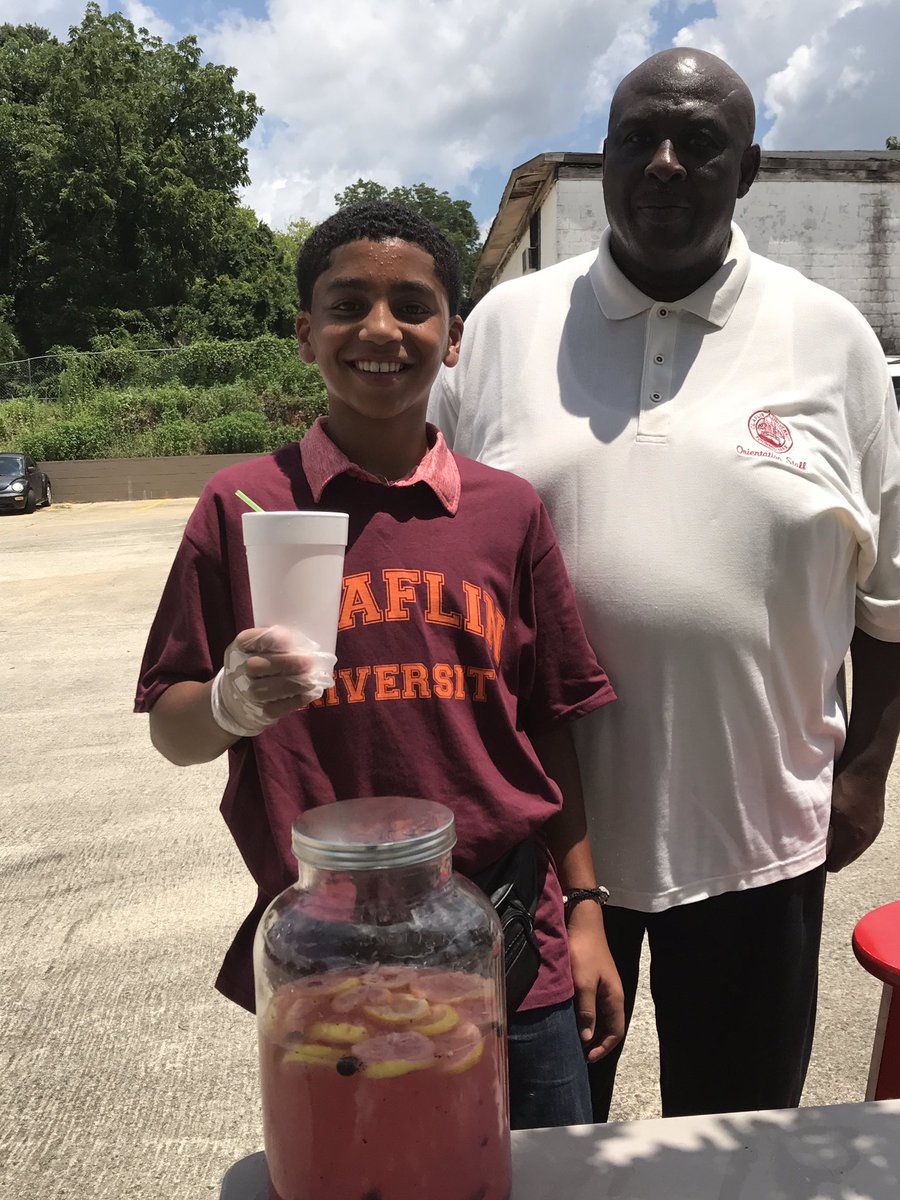 ClaflinUniv1869's tweet photo. 13 yr. old Vincent Proctor is selling fresh lemonade in Orangeburg, SC to earn money &amp; fulfill his dreams of attending claflinuniversity https://t.co/FpFiDM1bTF