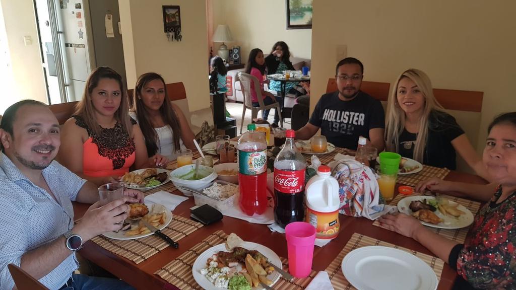 CarranzaElda's tweet photo. Disfrutando del cumpleaños de mi mami 😍😘😘 https://t.co/yfUXlHpAo9