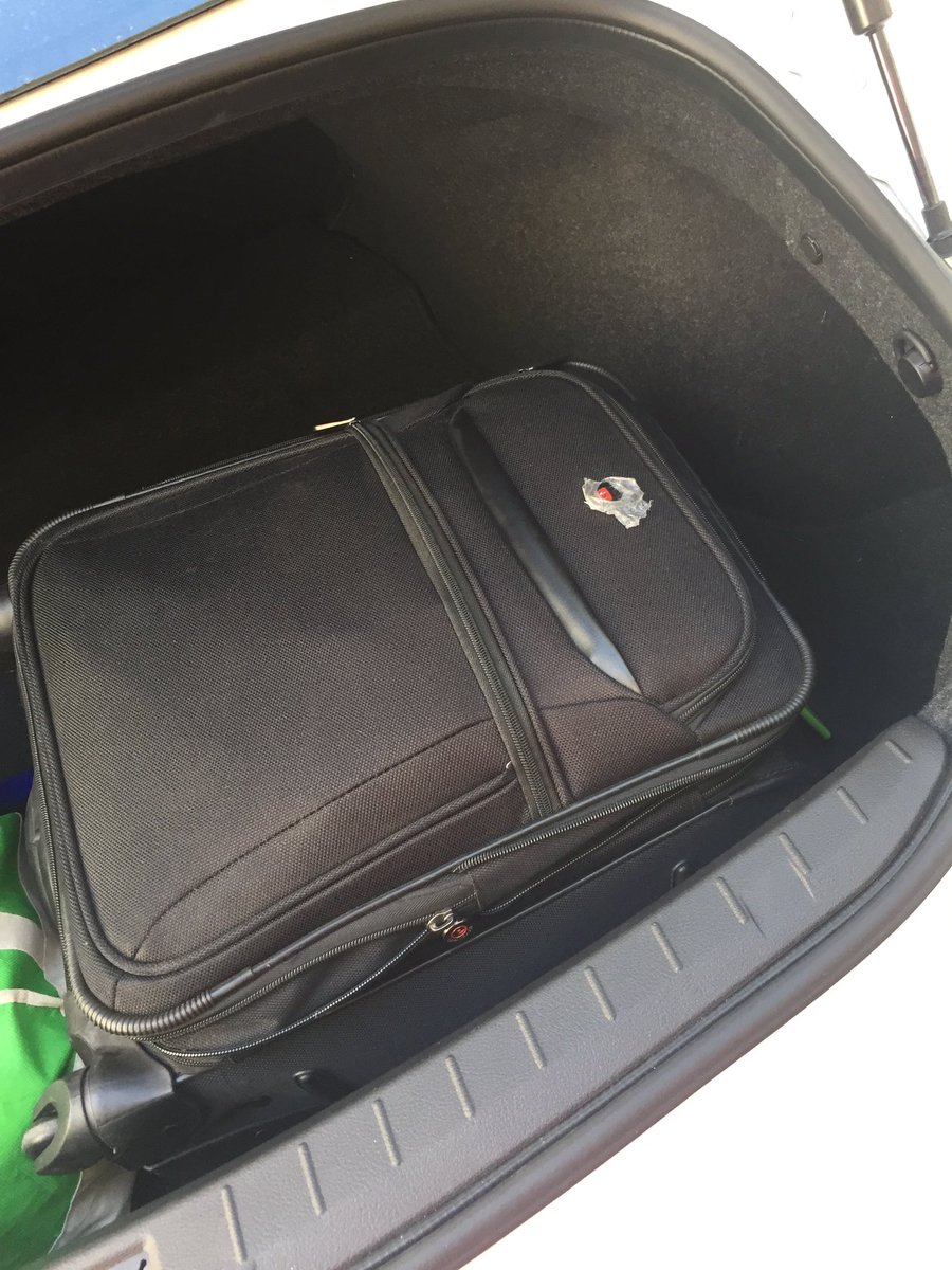 agarciaTU's tweet photo. Picked up @jonipawlikowski this morning from airport, she forgot her luggage in my trunk. #excusetoseeme #makingadelivery #TUProud @kj448v https://t.co/5jfGxwmnq2