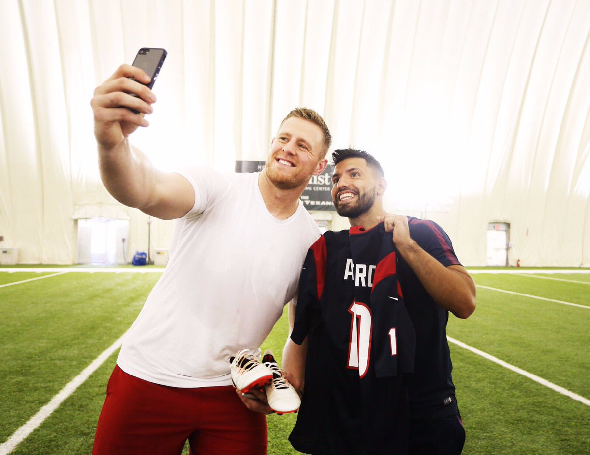 aguerosergiokun's tweet photo. Mi encuentro con//My encounter with @JJWatt ⚽️🏈 @HoustonTexans https://t.co/aNvNEM4eZ8