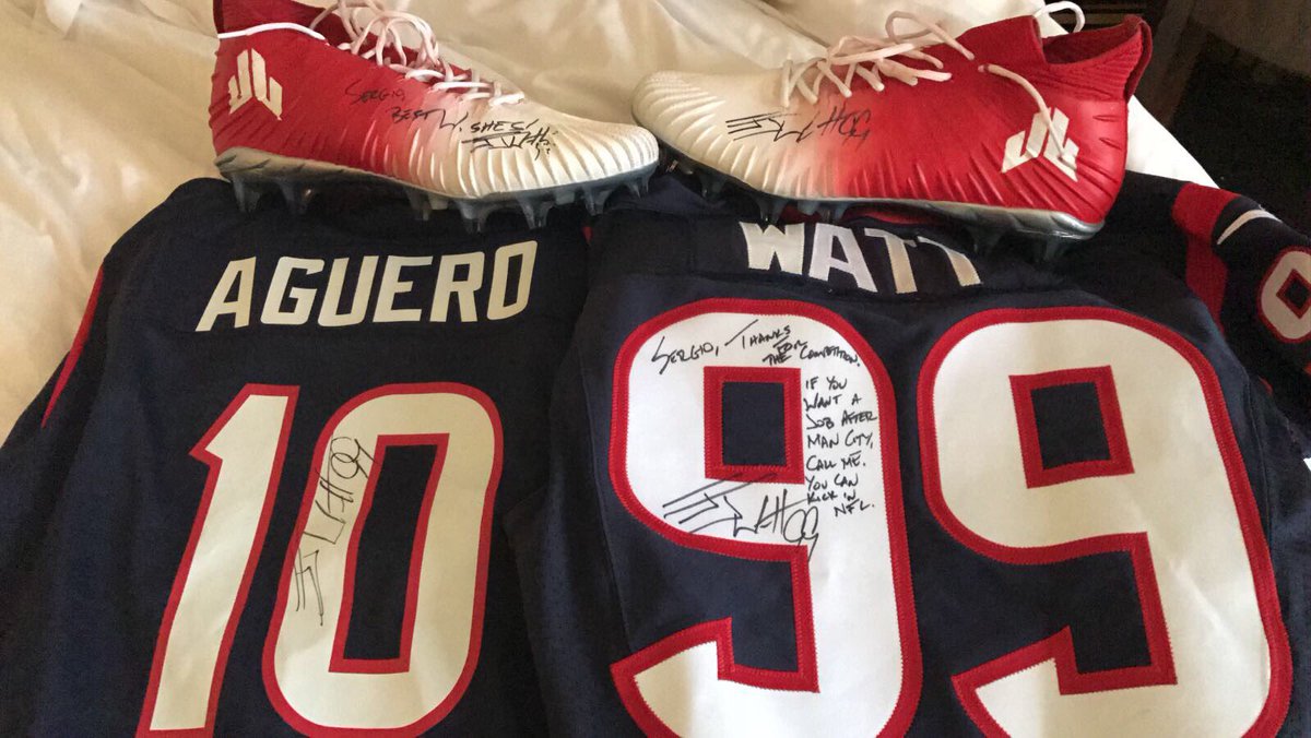 aguerosergiokun's tweet photo. Mi encuentro con//My encounter with @JJWatt ⚽️🏈 @HoustonTexans https://t.co/aNvNEM4eZ8