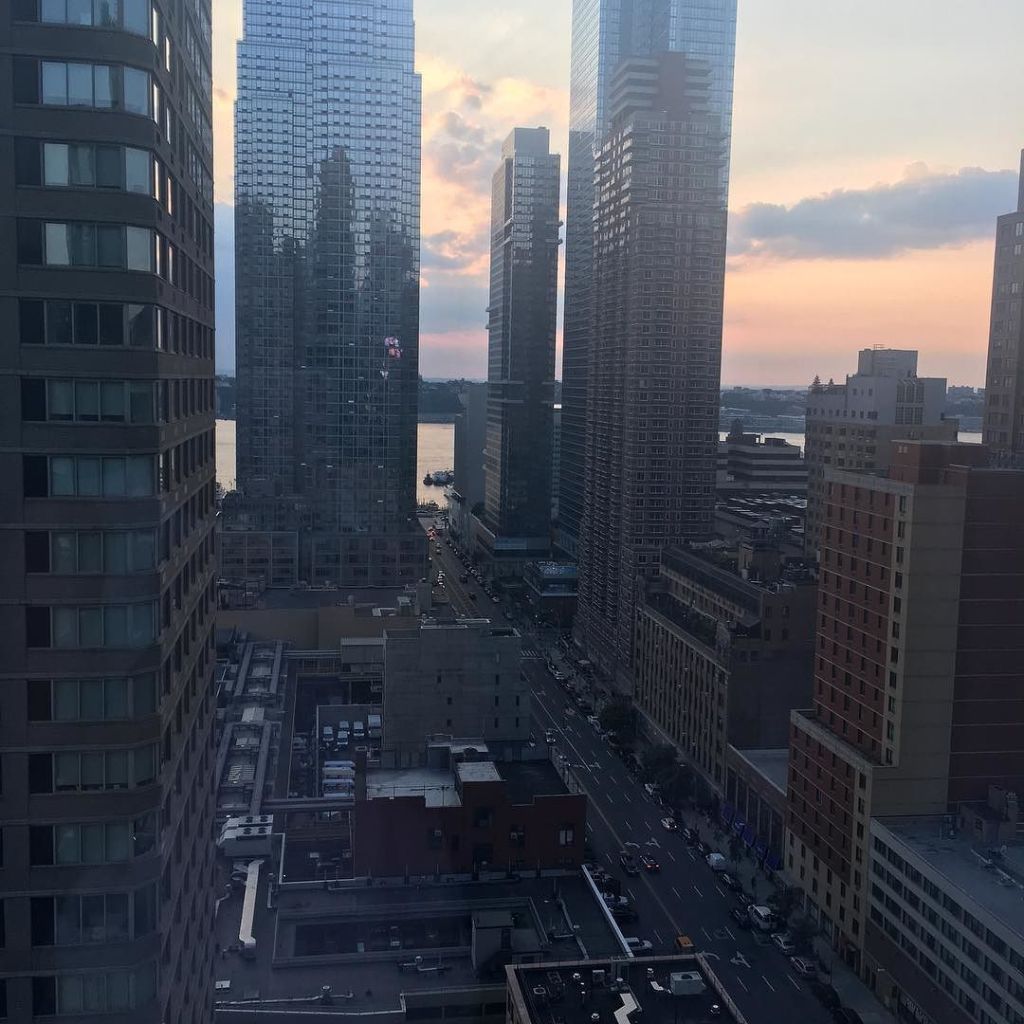 thedivinebee's tweet photo. #ilovenyc https://t.co/UYB79FyuYo https://t.co/3aLsbQRUrU