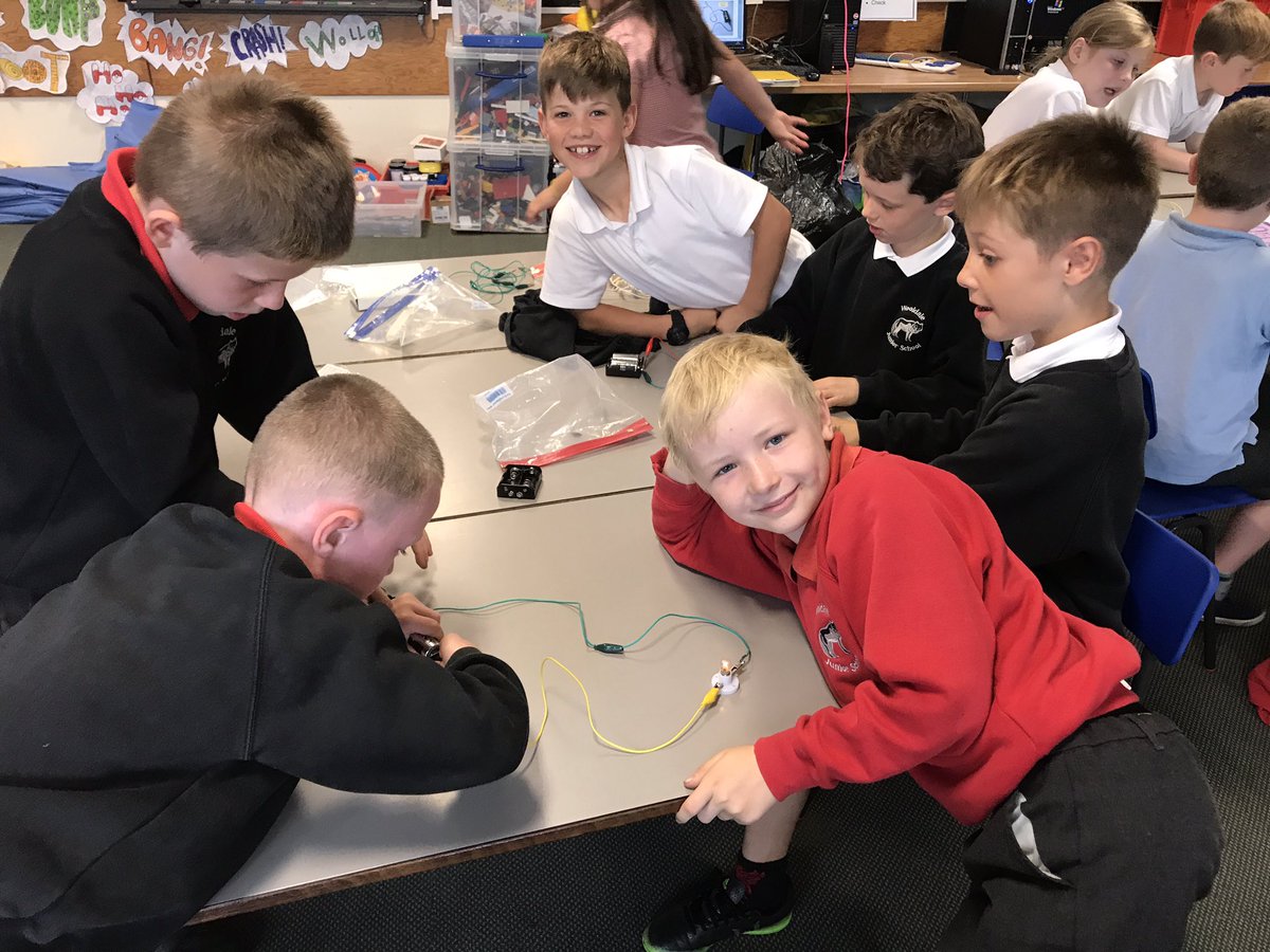 WooldaleJ5S's tweet photo. Electrical circuits made it a 'buzzing' science lesson today #WJSscience https://t.co/USfRFkBeL7
