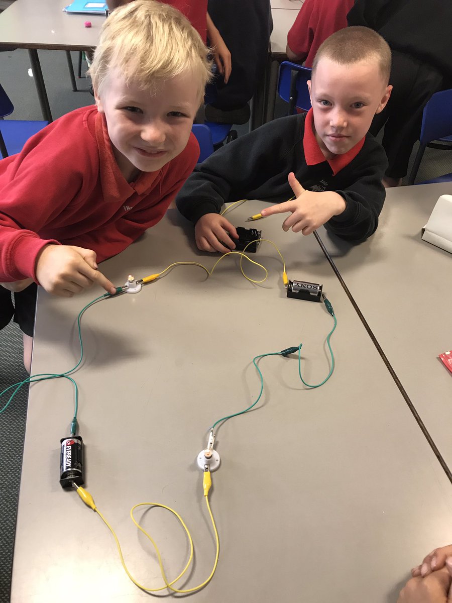 WooldaleJ5S's tweet photo. Lighting up our science learning #WJSscience https://t.co/qpCXSsWEi0