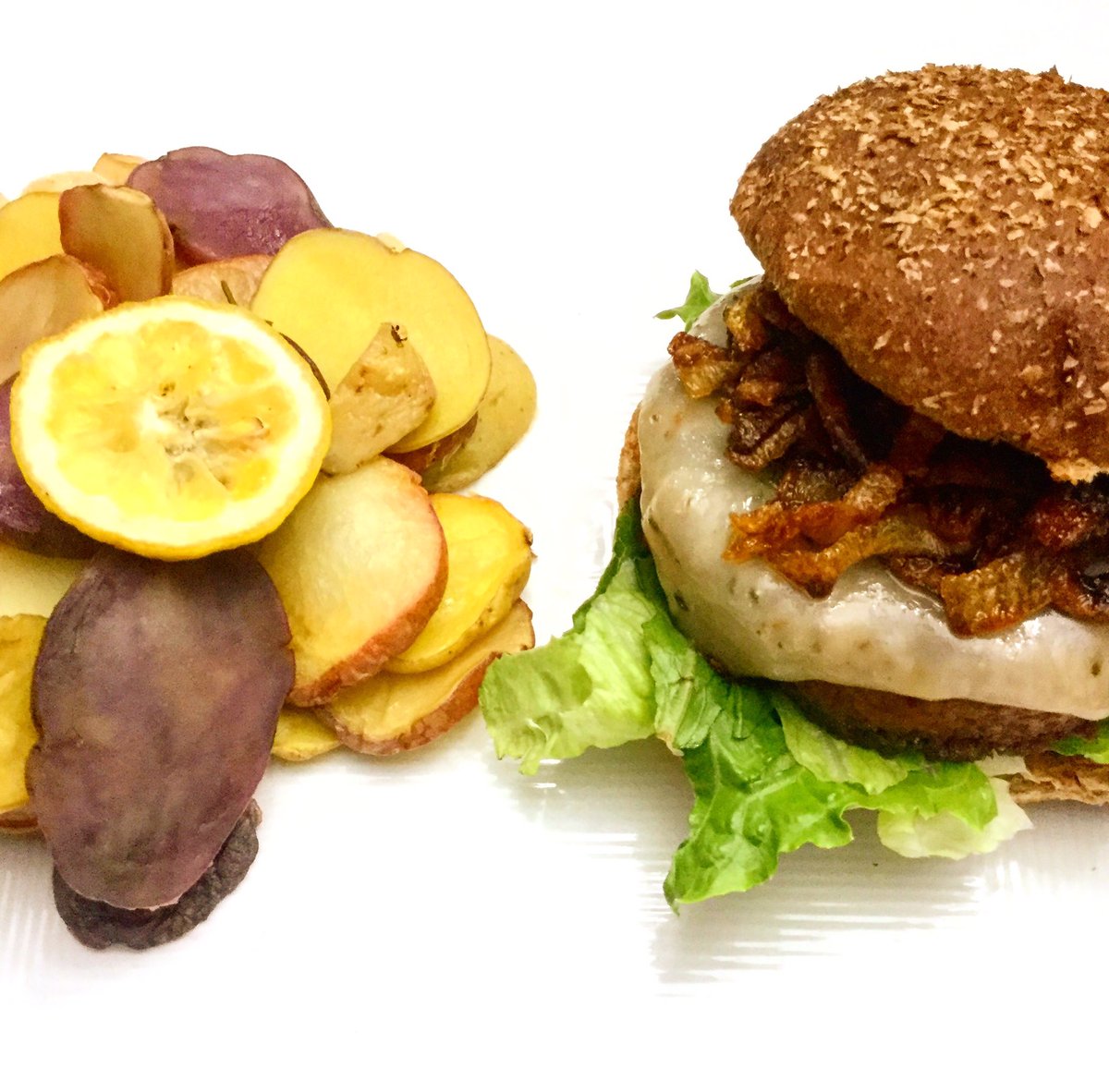 eatmygrassft's tweet photo. Cheddar Stuffed Beyond Burger w/ Lemon Rosemary Potatoes #vegan #dinner #food #foodporn #chef #followme #meatlesswednesday #beyondburger https://t.co/sb35J2oMYH