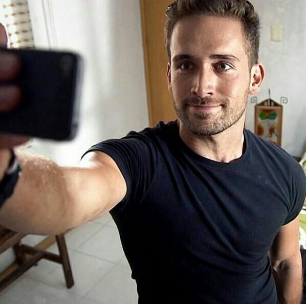 VenenoAnonimo_'s tweet photo. Mi @mauriciohenao es y sera El Malo Mas bueno de todos los tiempos y no necesita ningun nominacion para esto 💖We're proud of you king! https://t.co/cUqtJRYuSw