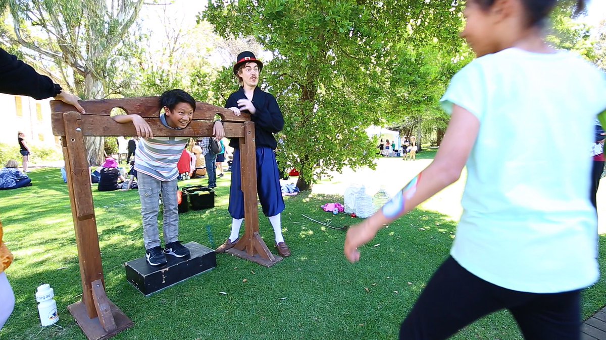 S400Perth's tweet image. Throwing practise at last year's #S400Perth Shakespeare Festival Day at UWA 🎥  🎬  🎭