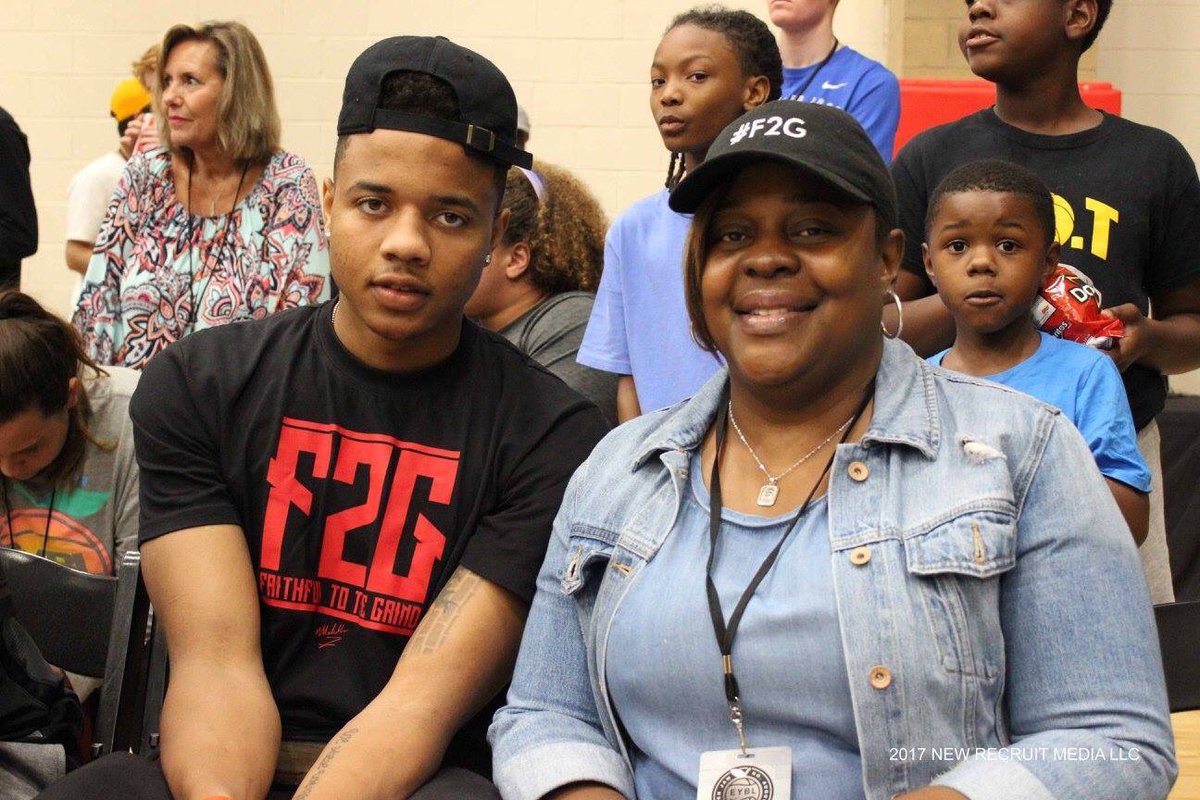 NewRecruitMedia's tweet photo. S/O to @MarkelleF, 2017 #1 Draft Pick went out of his way to take pictures with fans and signed autographs @#PEACHJAM2017 @TheCityRocks https://t.co/cdktunKQ9N