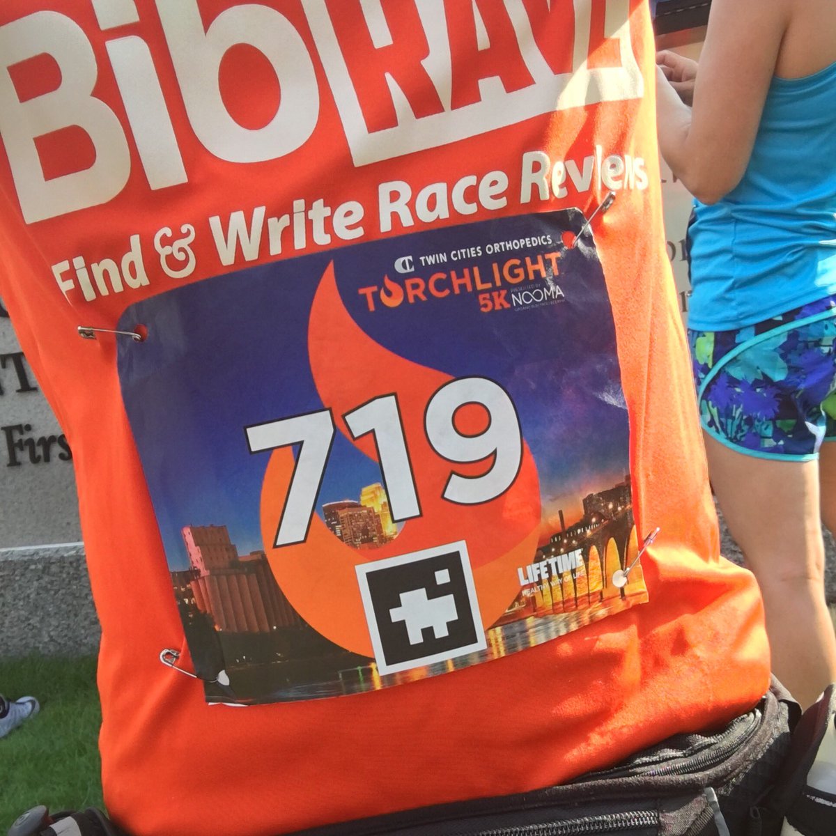 ARunningChick's tweet photo. Bib #719 on 7-19! @Torchlight5k @BibRave #runwithfire just 20 minutes away!! #CharmedRunning #NeonIsMyColor @lifetimefitness https://t.co/9S1CJIkhZP