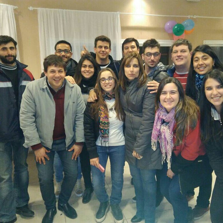 NosVeranVolver's tweet photo. VISITA A ONCATIVO  
@MSoleCarrizo tomó mates con la Sra. Ida; se acercó a los medios;visitó el Club "Flor de Ceibo", y cerró junto a vecinos https://t.co/PvzKOtZ7HZ