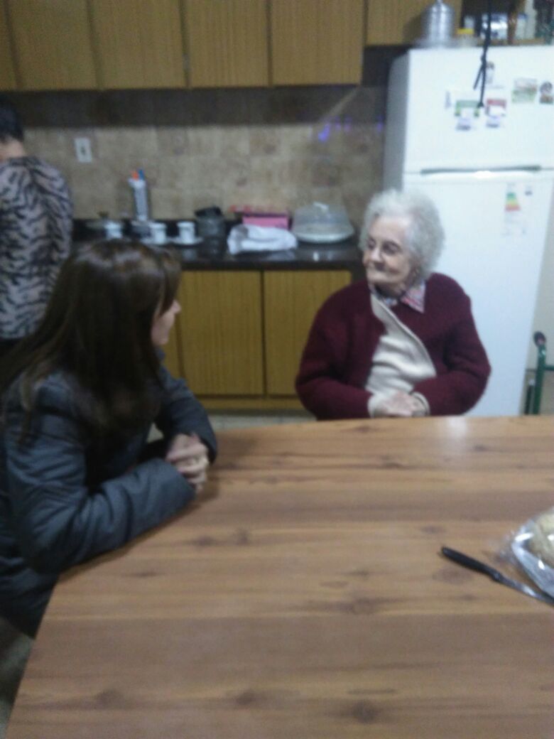 NosVeranVolver's tweet photo. VISITA A ONCATIVO  
@MSoleCarrizo tomó mates con la Sra. Ida; se acercó a los medios;visitó el Club "Flor de Ceibo", y cerró junto a vecinos https://t.co/PvzKOtZ7HZ