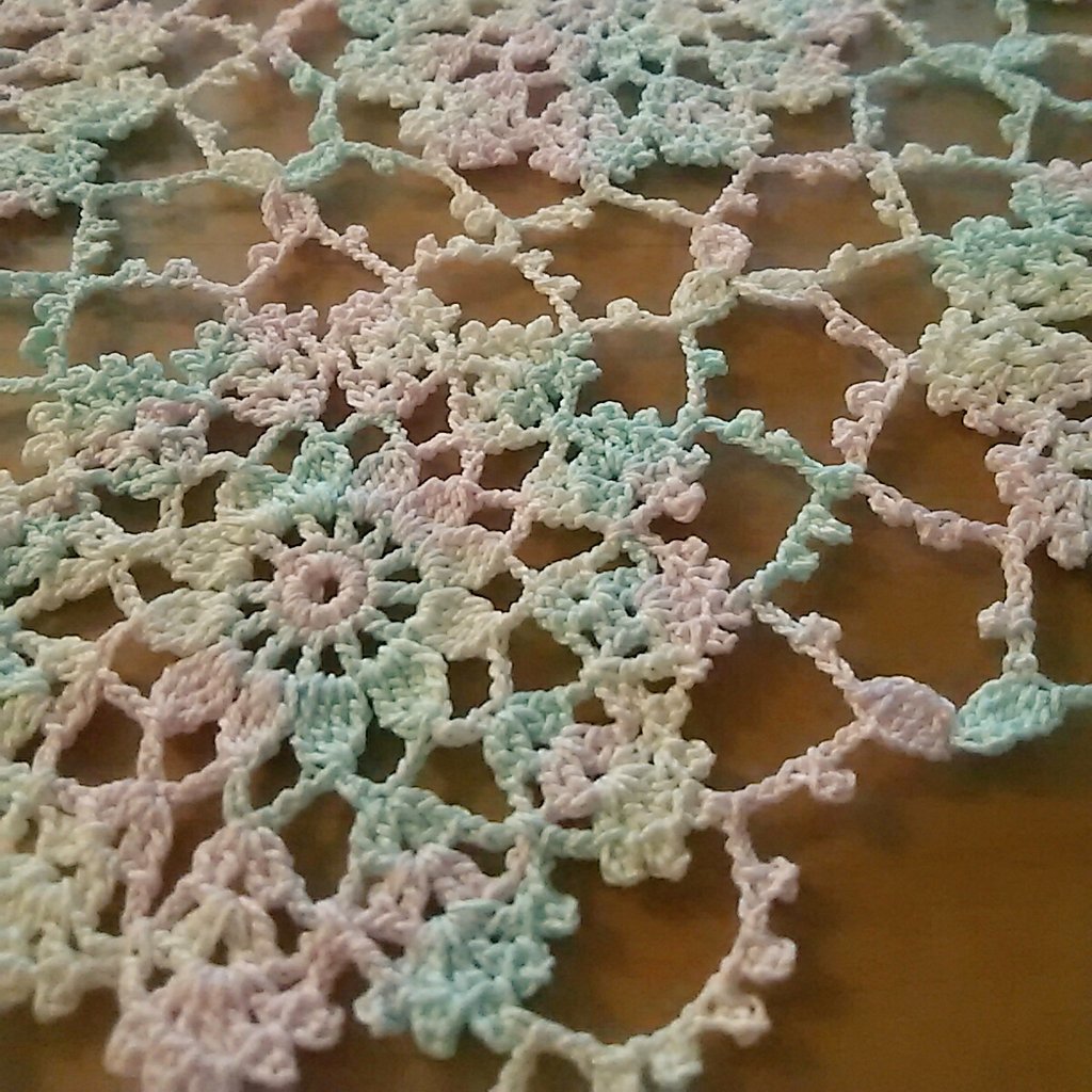 のの字 ダイソーのあのかわいいミックスカラー40番レース糸で モチーフ繋ぎのドイリーできた 編み図に レースフラワーのささやき って タイトルが付いてたw ヒソヒソコソコソウフフ ピコットピコットウフフ 夏はレース編み編み隊