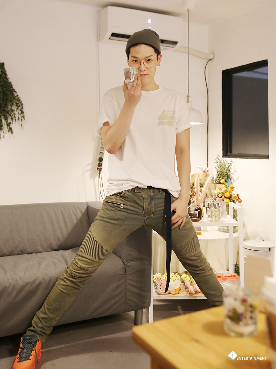 jelloly1's tweet photo. เพราะห้องมันเล็กหรือเจลสูงไป?? คือถ้าไม่กางขา หัวอาจจะชนเพดานก็ได ้555 #ZELO #BAP #2000dayswithbap https://t.co/Xqbk5rCslv