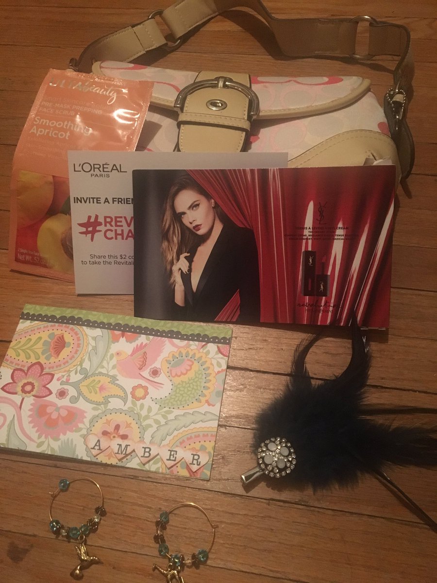 justaddlipgloss's tweet photo. Thank you @AgentKrid for the fabulous surprise #snapmail ! Love ya! #snapchat #snapsquad https://t.co/Oa1u5Wq1l0