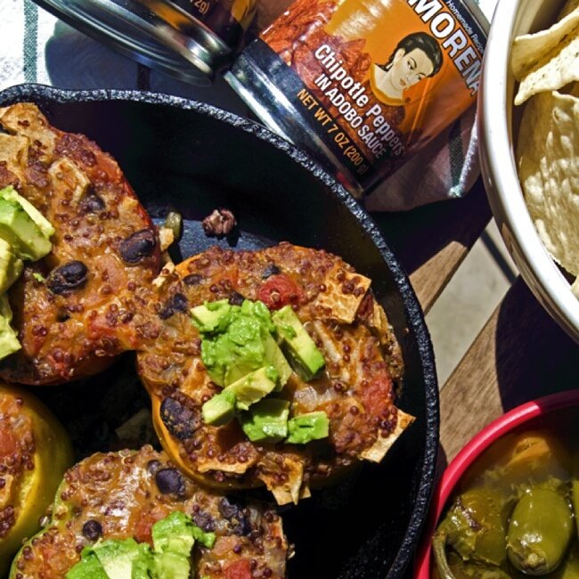 HannahTeson's tweet photo. Seriously, look at these #Vegan Chipotle Enchilada Stuffed Bell Peppers 😍😍😍 @LAMORENAUSA  #VivaLaMorena #sponsored https://t.co/nipZEdKcC1 https://t.co/kRc5Fsjg8w