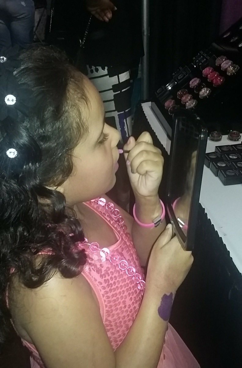 PinkPowderParlo's tweet photo. She liked #itgirl #vinylgloss https://t.co/BDw6l6H2Yt