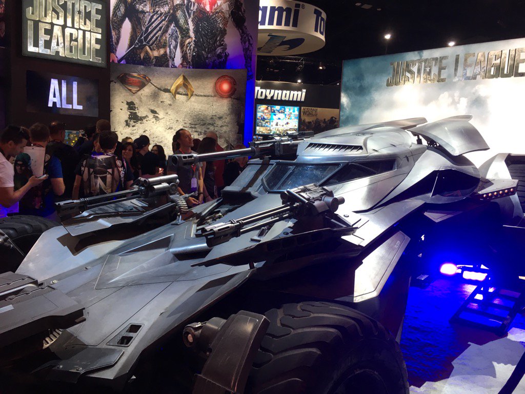 YouKnowSandy's tweet photo. The new #JusticeLeague #Batmobile looks like a sports tank. #sdcc https://t.co/FqpDrijcS0