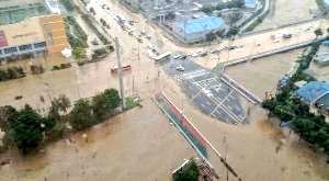 가뭄에 시달리던 때나 물폭탄에 水害를 입을때나 與黨수뇌부는 현장을 찿지않았다.세월호사고때 黨力을 總동원해 팽목항으로 광화문으로 몰려가던 그들이 民生현장엔 나타나질않는다.朴정권 비판할때보다 비판의 民心을 외면한건가,그려면서 國民속으로 간다고,개가웃는다.