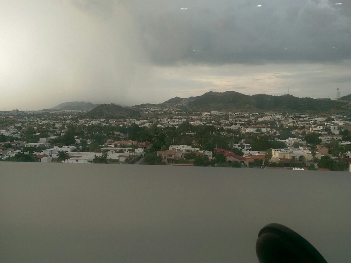 DNDBarrios's tweet image. Just missing a Beer #almostoff #officeview