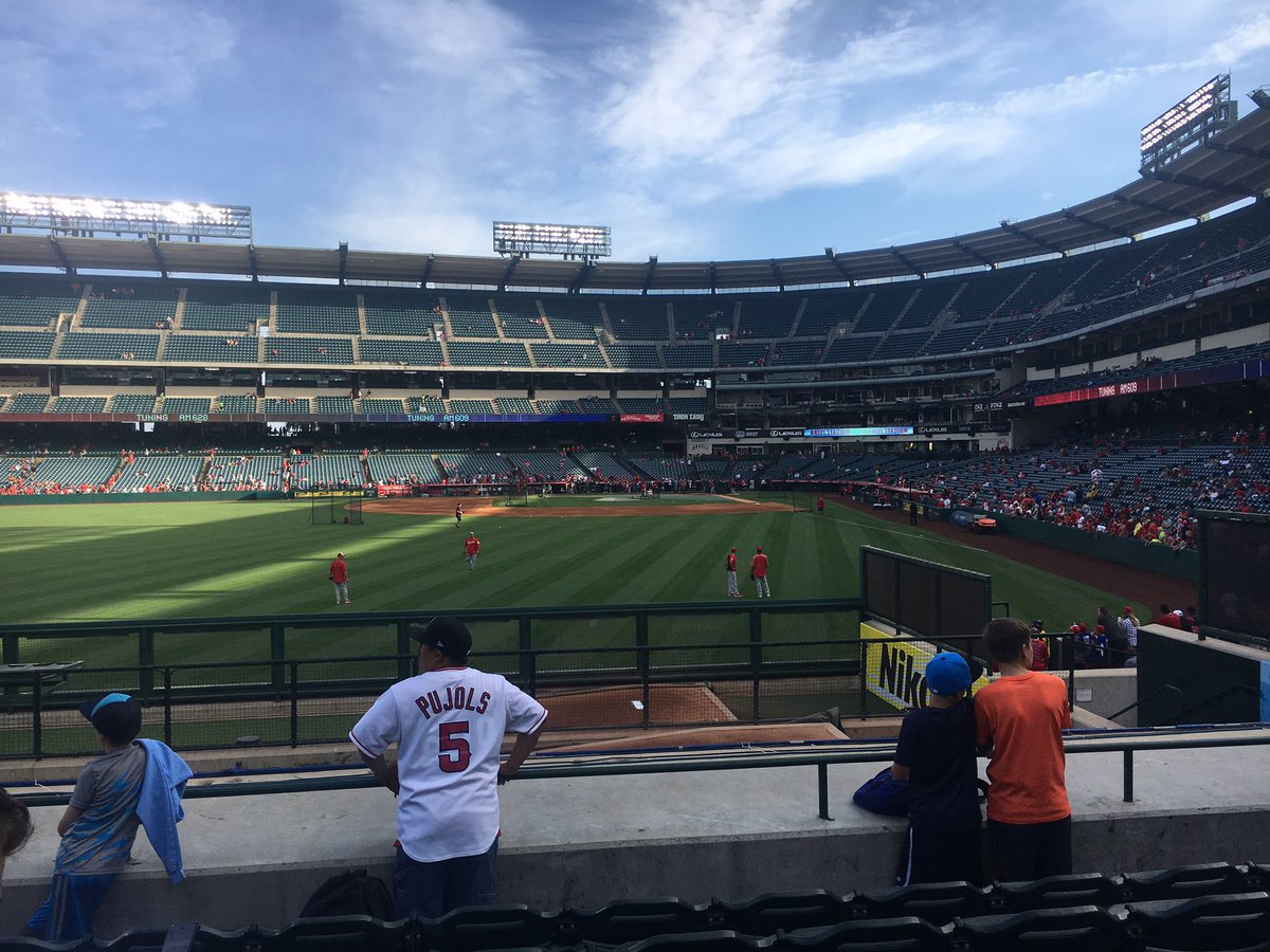 tkthompson4's tweet photo. Excited to be with @dylanrt11254 @6lbt13 @Angels Stadium to watch former @midwestnats @BlaekParker pitch again against the @Nationals https://t.co/If0NL9ae0K