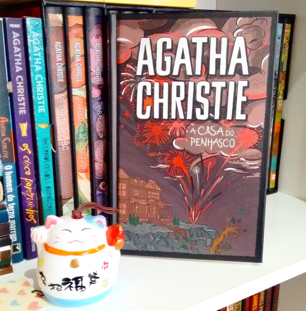 clamitsue's tweet photo. Relendo #AgathaChristie! 📚💕
#LeituraAtual #CurrentlyReading #reading #livros #libros #books #AmoLer #BooksLover #booshelf #livro https://t.co/1sjQ2Qd1Zt