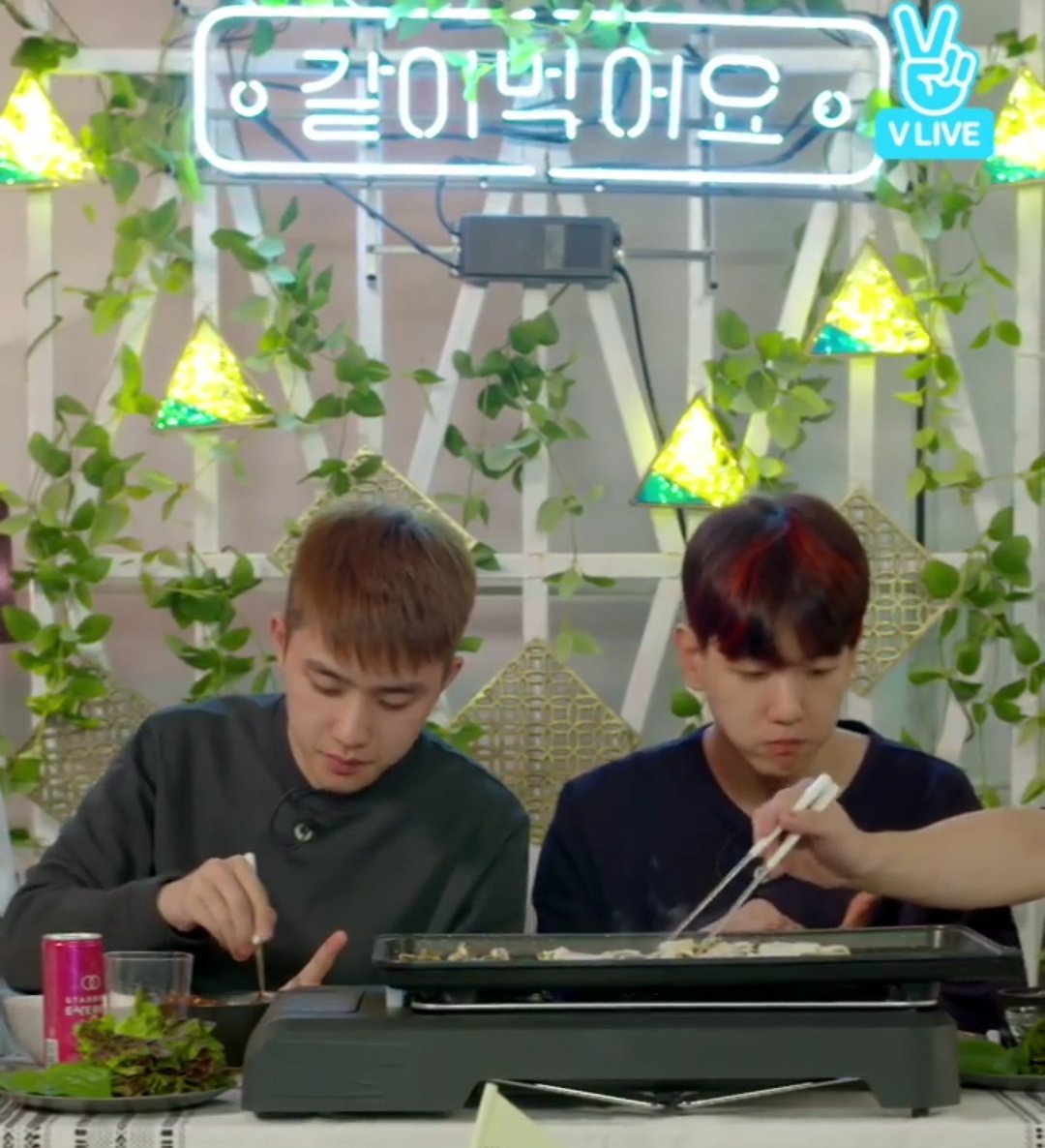 BUBBLETEAHOLIC's tweet photo. รายการ Eating Show V LIVE ของเซฮุน ชานยอล ดีโอ แบคฮยอน แบบรีรัน ออกมาแล้วค่ะ หนุ่มๆกินปลาไหลย่าง 
>>> https://t.co/SoaDbxNgCD https://t.co/n2jEovzvTh