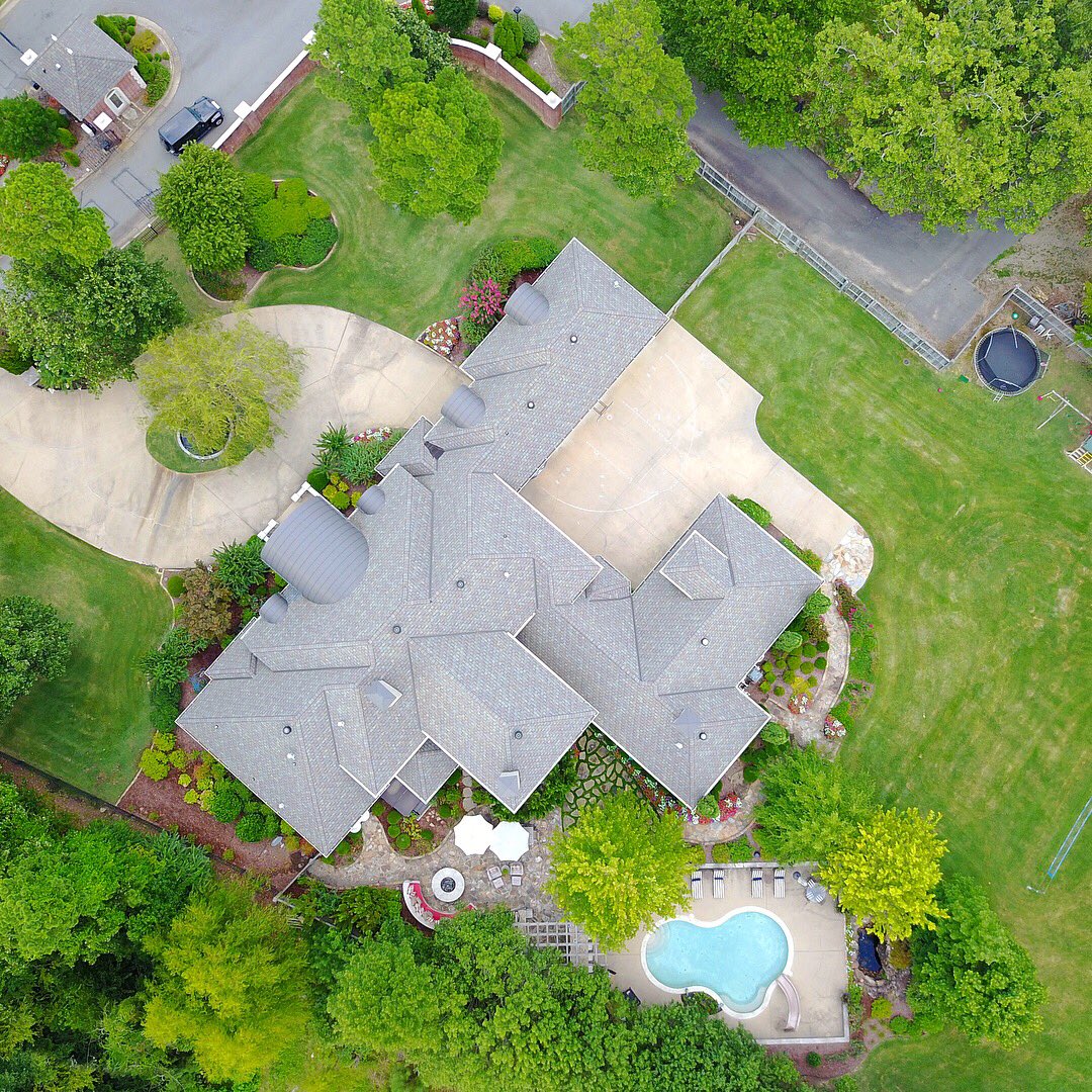 3wirePhoto's tweet photo. This #valleyfalls estate is truly stunning! @AspireRealty 😍🙌🏻 #littlerockhomes #lrhomes #realestate #newlisting #drone https://t.co/YwaicuLGet