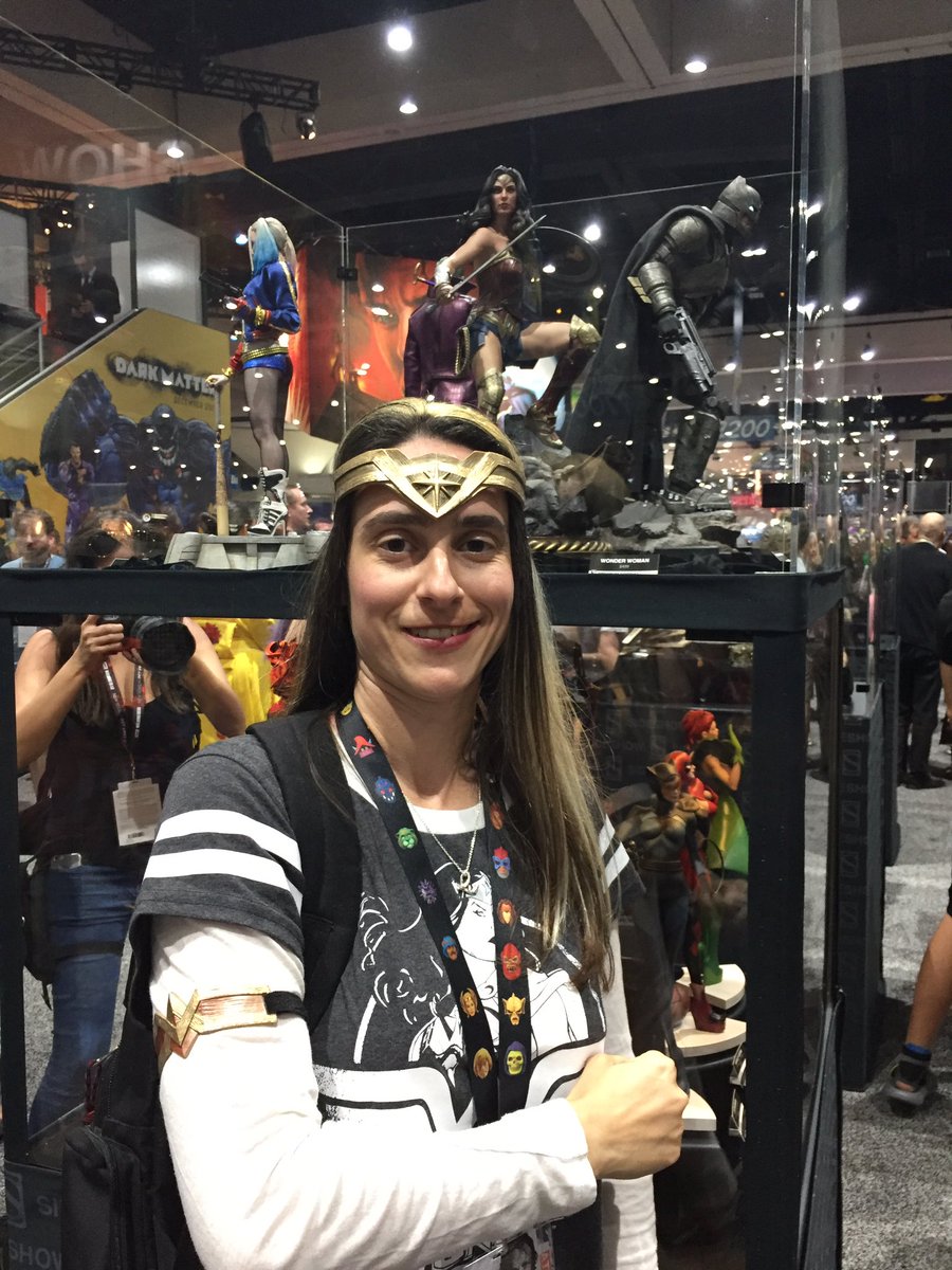 Eire28's tweet photo. #sideshowww Wonder Woman!!! @GalGadot #comiccon2017 https://t.co/7ufq33aLAb