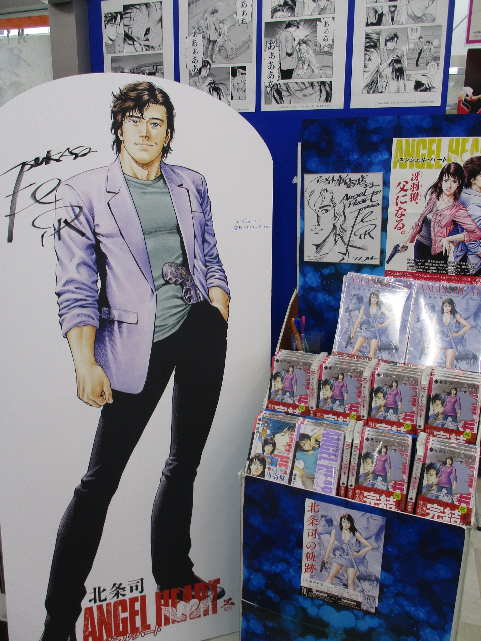アニメイト新宿 17年に及ぶ長期連載の完結を記念して エンジェル ハートのフェアを実施するカブ 最終巻16巻にはアニメイト新宿限定のペーパーが付きます また直筆サイン色紙や獠の等身大パネルも展示中 パネルには先生へのお祝いコメント募集中カブ