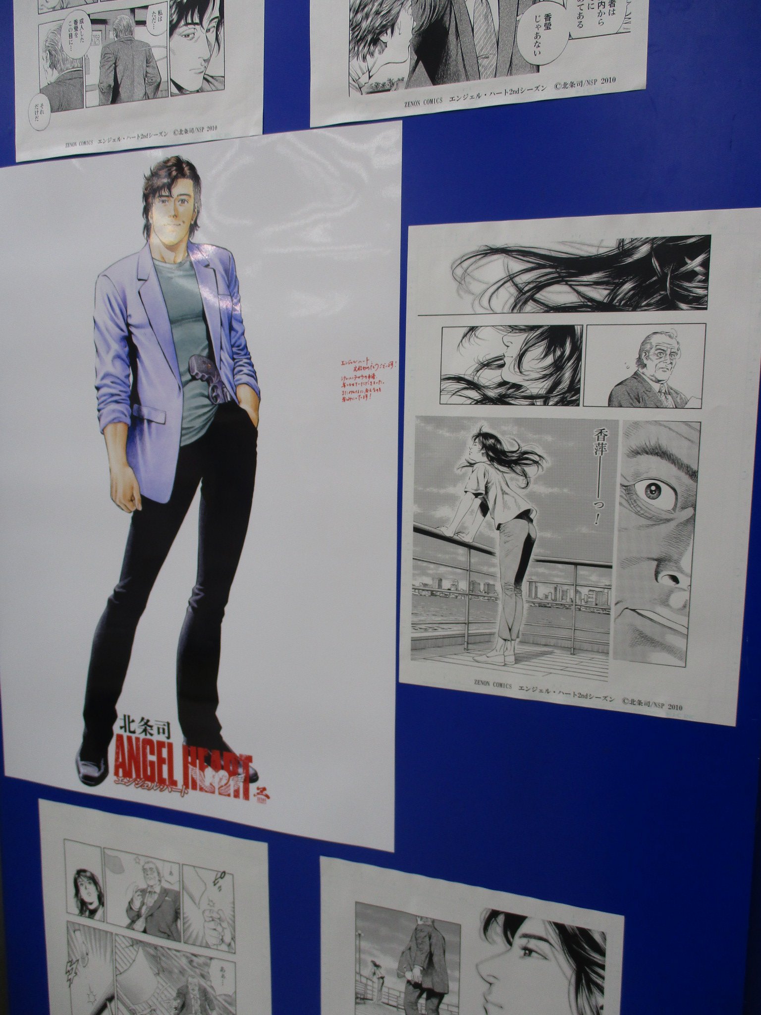 アニメイト新宿 17年に及ぶ長期連載の完結を記念して エンジェル ハートのフェアを実施するカブ 最終巻16巻にはアニメイト新宿限定のペーパーが付きます また直筆サイン色紙や獠の等身大パネルも展示中 パネルには先生へのお祝いコメント募集中カブ