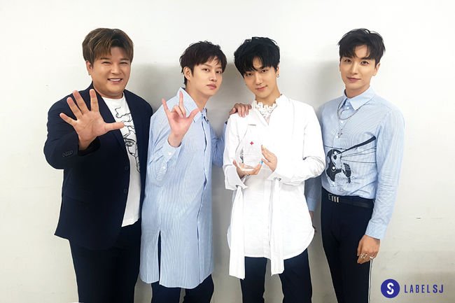 yesungtrans's tweet photo. Super Junior, certified as Korean Red Cross 'goodwill ambassador' for the longest time, 10th year since 2007. https://t.co/p3qqeOraqo https://t.co/JrYzrNxI92