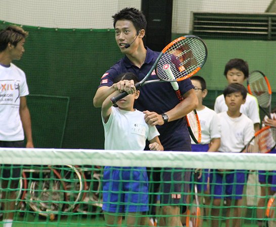 tennis365's tweet photo. 🇯🇵錦織 イベントにサプライズ登場👏‼
子供たちへ🧒エアケイ・股抜きショット披露🎾
https://t.co/GRoziu0MUi https://t.co/5G3TBJj4pW