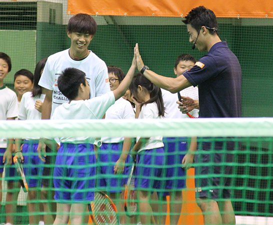 tennis365's tweet photo. 🇯🇵錦織 イベントにサプライズ登場👏‼
子供たちへ🧒エアケイ・股抜きショット披露🎾
https://t.co/GRoziu0MUi https://t.co/5G3TBJj4pW