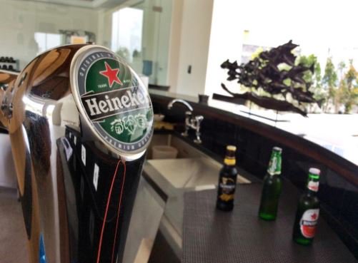 FREE BEERS AND SNACK. Chill with your beloved ones at The Citrus Pool Bar during your stay. Book here: fourpoints.ht/2iDFZxa