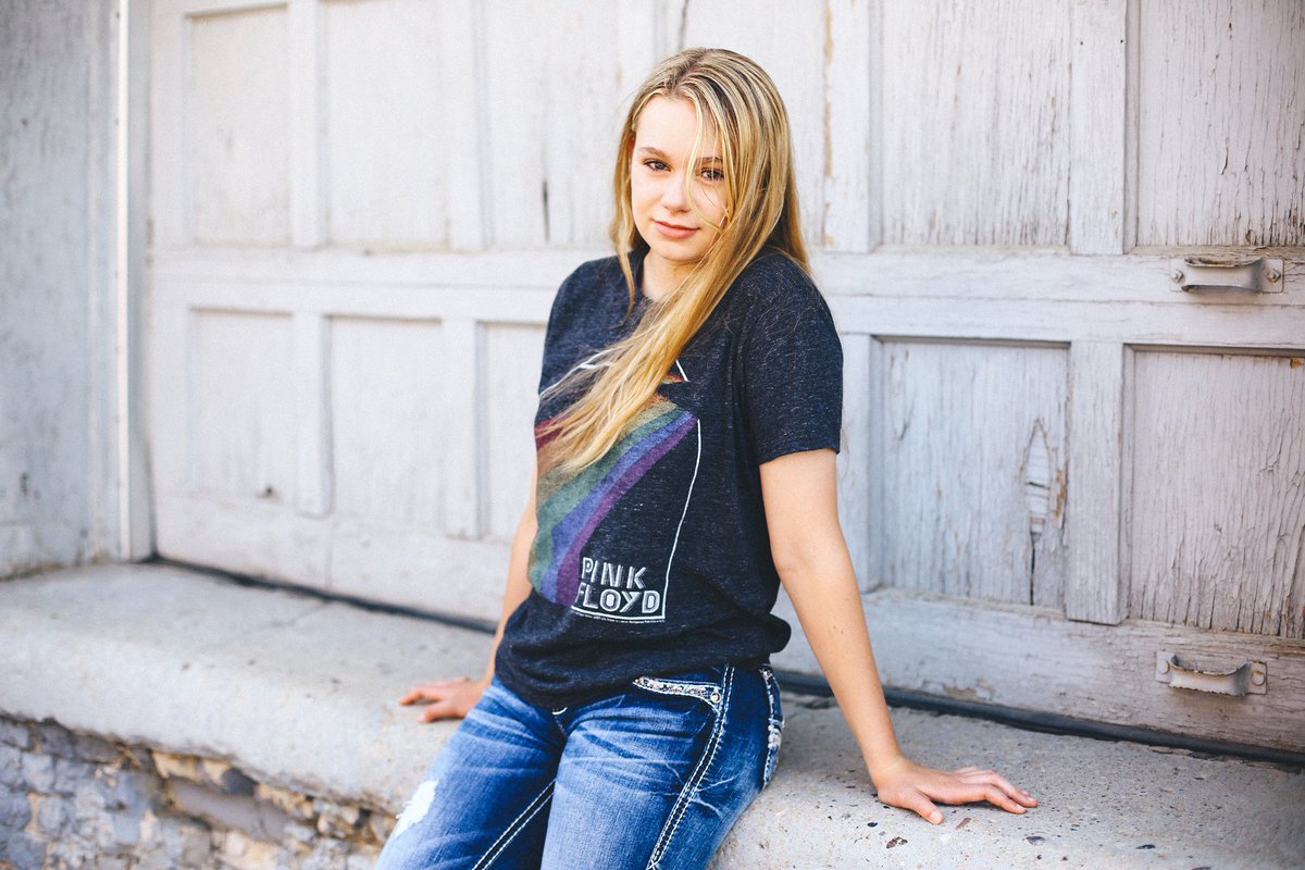 otisandjames's tweet photo. Amy. Straight up awesome. #MuchLove #2018seniors #seniorportraits #seniorpics #highschool #senior #graduation #model #ClassOf2k18 #PinkFloyd https://t.co/oIvpXW3TEx