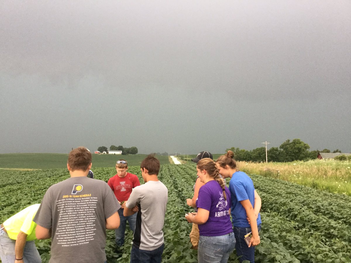 ClaytonCrops's tweet photo. While the weather wasn't ideal, our team still got out into the field and ended up having class in the dark! #iowaweather #crop17 https://t.co/2nHg5g6ffZ