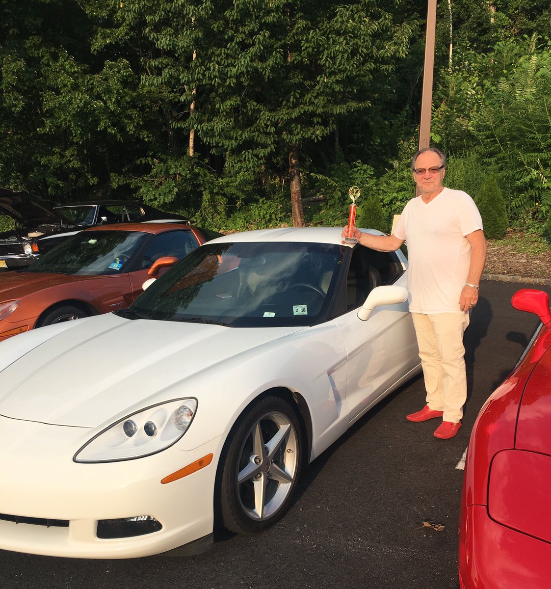 redhutdiner's tweet photo. One of today’s lucky winners at the weekly #RedHutCarShow, a 2013 white corvette🏆 https://t.co/RG64IYSzLT
