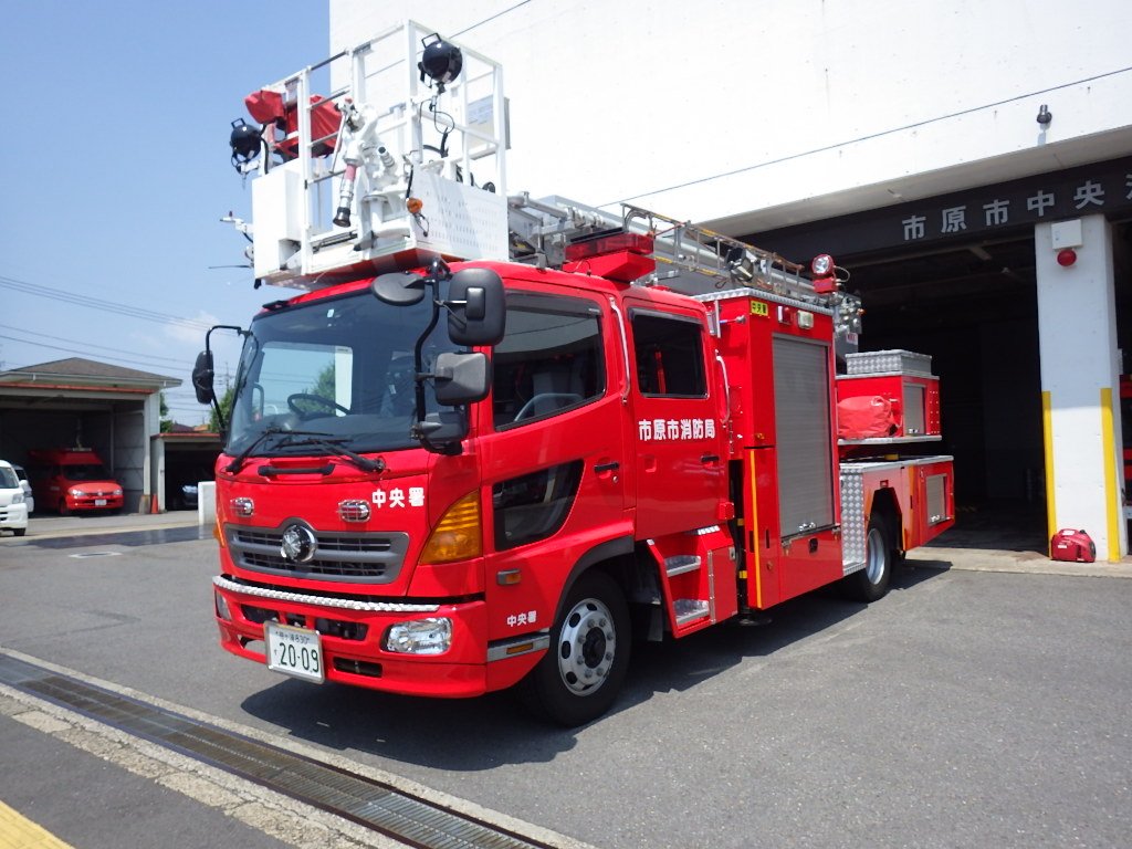 千葉県市原市 未来の 消防士 集まれ 8月10日 木曜 午前9時30分から正午まで 千葉こどもの国キッズダムで消防士を体験できるイベントを開催します 子ども用防火服の試着やロープを渡る体験で 夏休みの思い出の1ページになること間違いなし 当日は