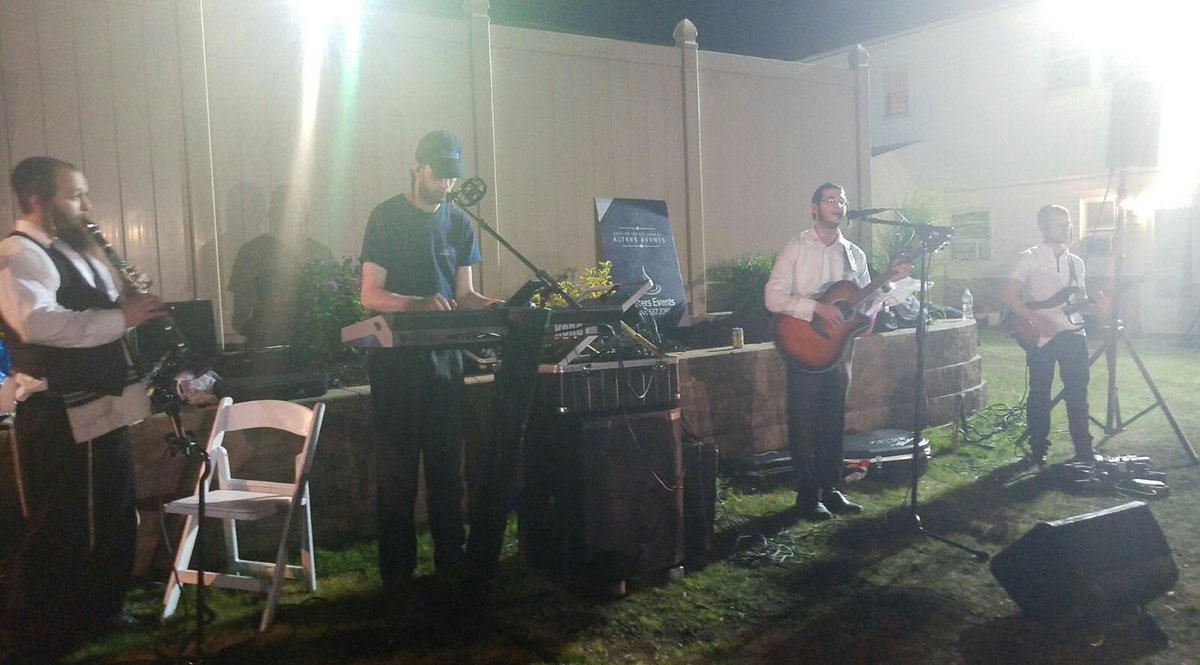 JewishMusicHook's tweet photo. Beutiful #Mekimi event tonight by the amazingly @DovyMeisels singing & guitaring music by the awesome @DONtheSTAR & @pinnymandel on guitar https://t.co/koUc8IcdSt