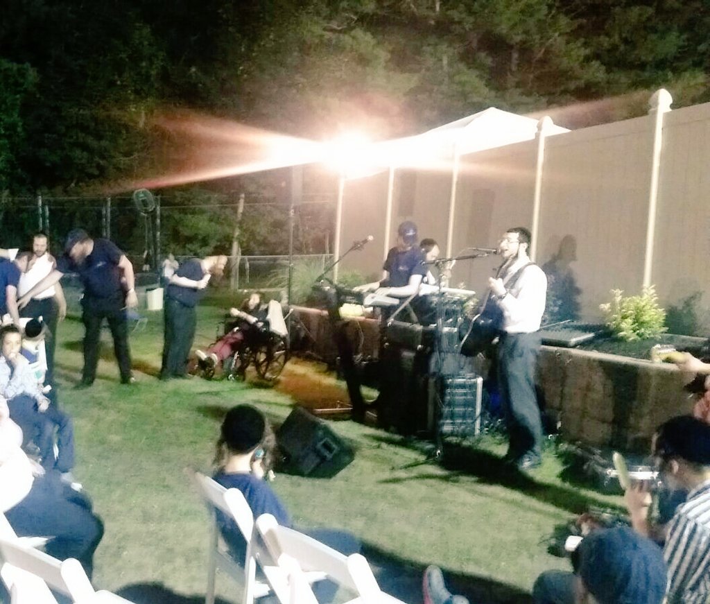 JewishMusicHook's tweet photo. Beutiful #Mekimi event tonight by the amazingly @DovyMeisels singing & guitaring music by the awesome @DONtheSTAR & @pinnymandel on guitar https://t.co/koUc8IcdSt