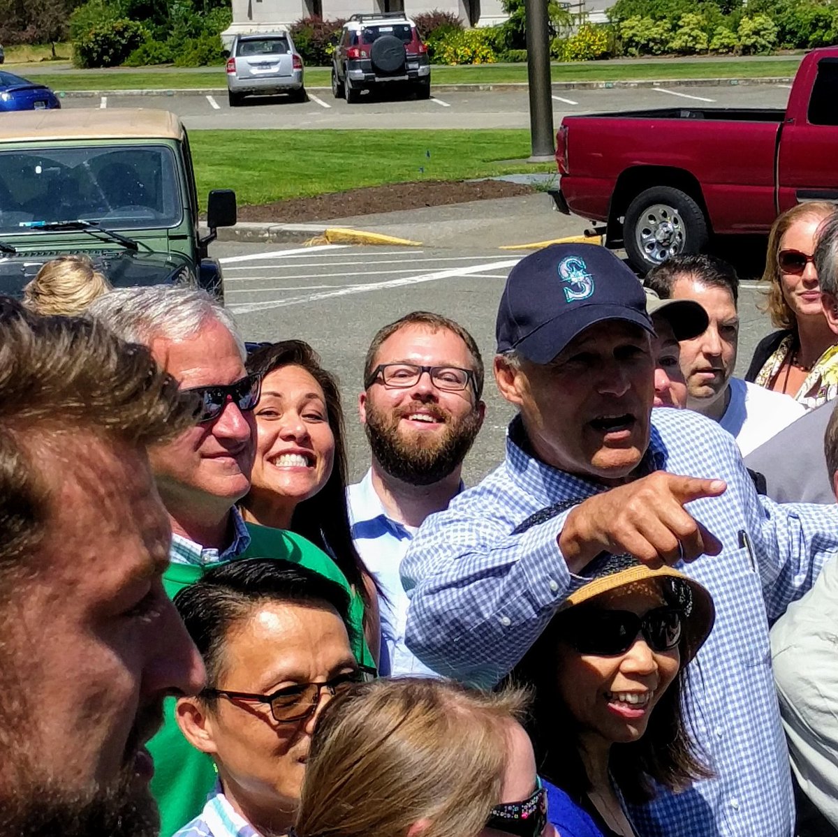 JasonJohnson's tweet photo. Photo bombing @govinslee.
#jayinslee #wastate #washingtoncapitol #washingtonstatecapitol #olympia #photobomb #photobombed https://t.co/A2xyjOKzfJ