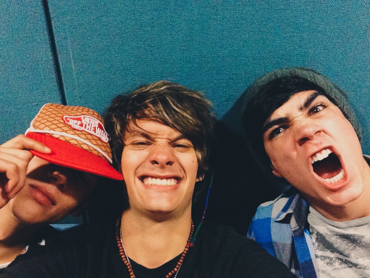 MuggleSquad's tweet photo. @CD9 My #TeenChoice vote for #ChoiceLatinSong is “No Le Hablen de Amor” – CD9 https://t.co/4U0G5TQ66R