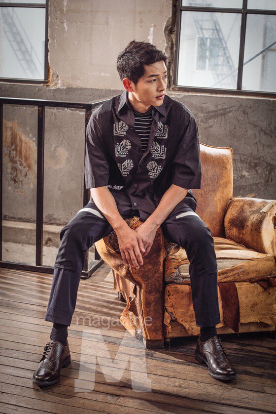 매거진 M의 송중기!
군함도의 배우들이 함께한 촬영입니다.

이제는 품절남... 힝구 ㅜ

랑방의 셔츠와 팬츠를 입고 진행한 화보!